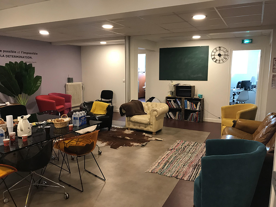 Salon aux poutres apparentes où se déroulent les formations à Tours