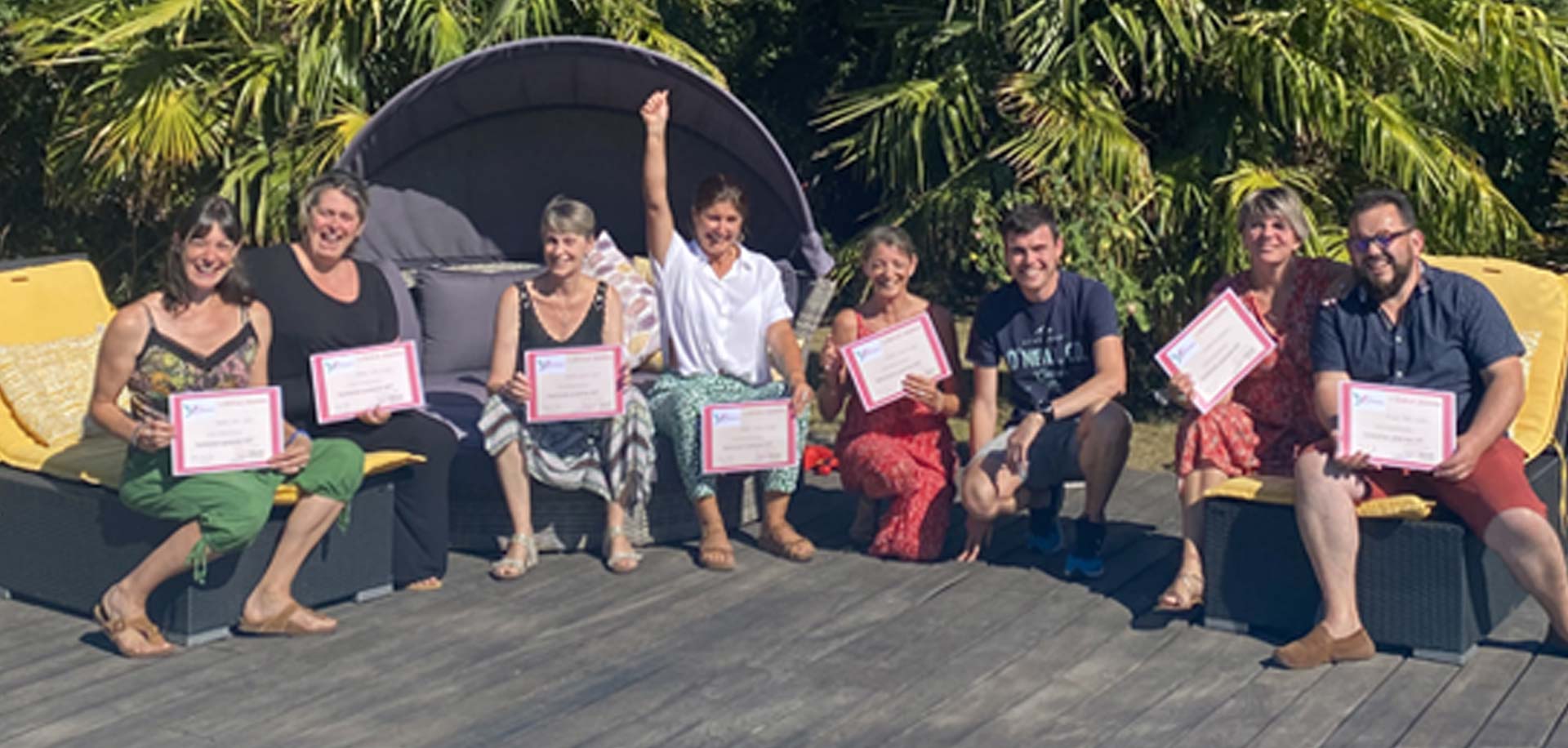 Groupe de la formation EFT sur la terrasse, attestations à la main