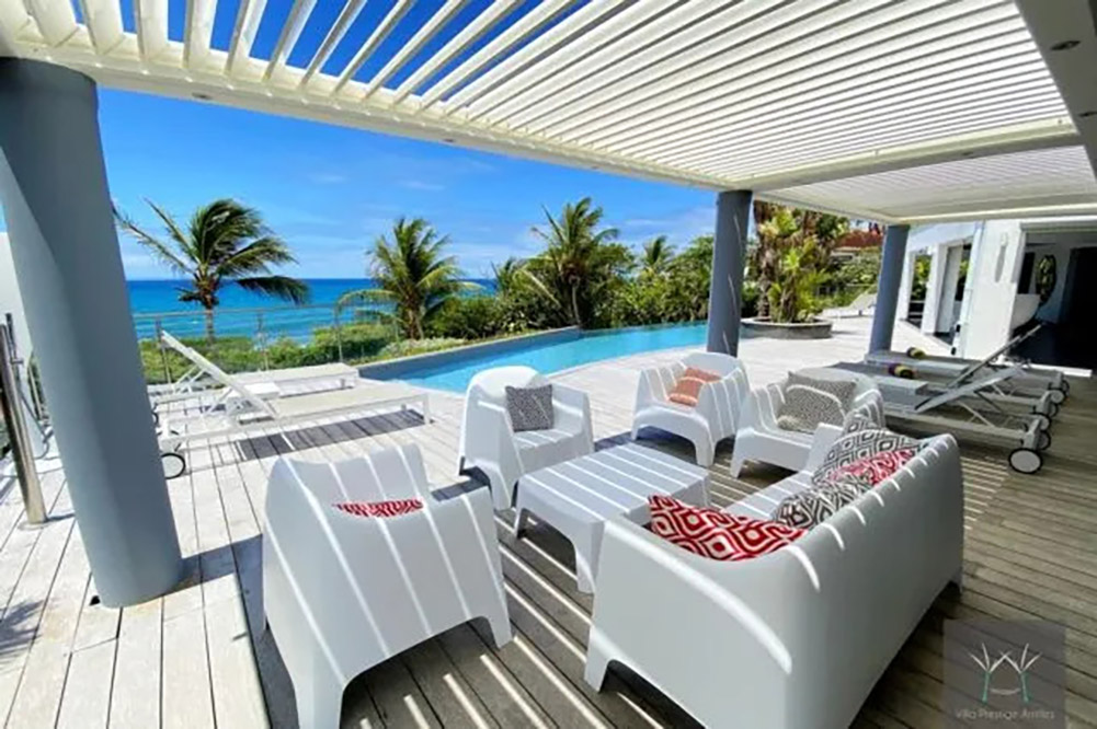 Villa de formation en Guadeloupe, piscine et cocotiers