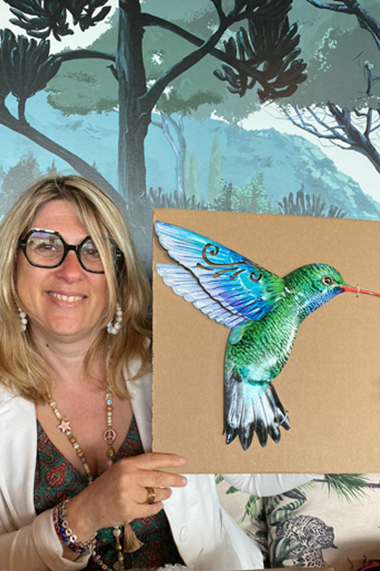 Nathalie Fourteau, fondatrice de l'École Jeanna, tenant un dessin de colibri